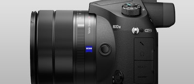 RX10 III with F2.4-4 large-aperture 24-600mm zoom lens | DSC